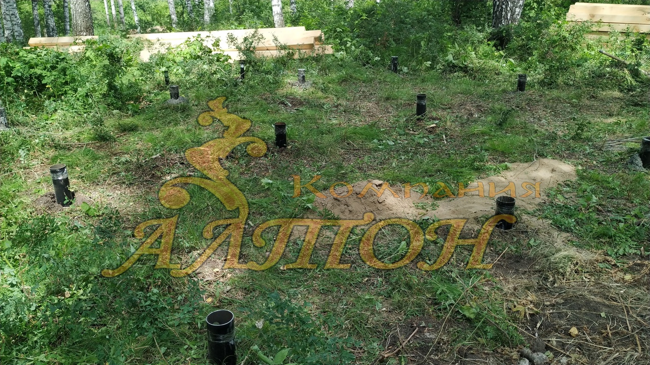 Дом из сруба на винтовых сваях.