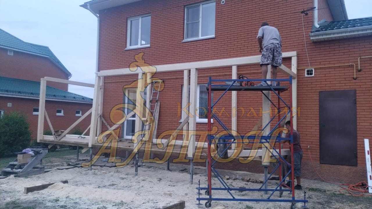Пристройка к дому на винтовых сваях.